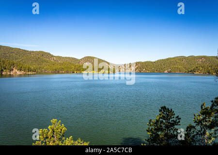 Pactola See ist der grösste Stausee in den Black Hills von South Dakota, der durch den Bau der Staumauer Pactola 1952 erstellt. Stockfoto