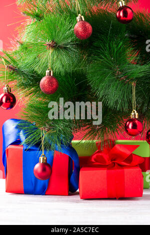 Viele Weihnachten Geschenke unter Tannen close up holiday Zusammensetzung Stockfoto
