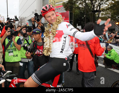 Tokio, Japan. Okt, 2019 19. Belgischer Radfahrer Edward Theuns der Trek Segafredo lächeln, als er den Japan Cup Criterium in Utsunomiya, nördlich von Tokio am Samstag, Oktober 19, 2019 gewonnen. Theuns Clobrelli gewann das Rennen, während die Zweite beendete. Credit: Yoshio Tsunoda/LBA/Alamy leben Nachrichten Stockfoto