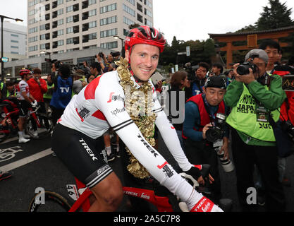 Tokio, Japan. Okt, 2019 19. Belgischer Radfahrer Edward Theuns der Trek Segafredo lächeln, als er den Japan Cup Criterium in Utsunomiya, nördlich von Tokio am Samstag, Oktober 19, 2019 gewonnen. Theuns Clobrelli gewann das Rennen, während die Zweite beendete. Credit: Yoshio Tsunoda/LBA/Alamy leben Nachrichten Stockfoto