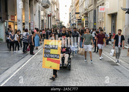 Teilnehmer März durch eine Fußgängerzone während der Parade. Gehen Sie für Freiheit ist eine globale Antwort auf Menschenhandel. Es ist ein Bewusstsein und fundraising Veranstaltung sammeln Tausende von abolitionisten, die Millionen von Schritten in hunderten von Städten auf der ganzen Welt. Stockfoto