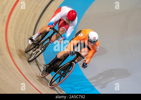 Jeffrey Hoogland NED beats Denis Dmitriev RUS beim UEC Titel Radfahren Europäische Meisterschaft am Oktober, 16 2019 in Apeldoorn, Niederlande. (Foto von SCS/Sander Chamid Stockfoto