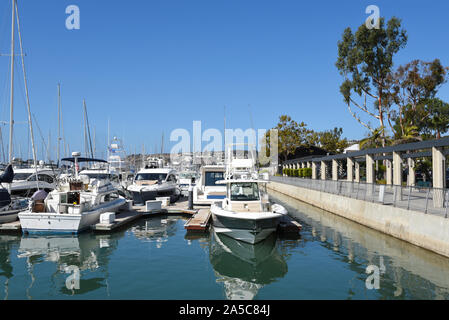 DANA POINT, Kalifornien - 18 Okt 2019: Boote in der rutscht in der Dana Point Marina. Stockfoto