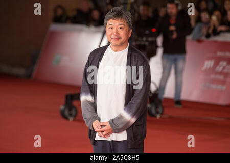Roma, Italien. Okt, 2019 19. Der japanische Regisseur und Drehbuchautor Hirokazu Kore'eda auf dem roten Teppich der Rom Film Fest 2019. (Foto von Matteo Nardone/Pacific Press) Quelle: Pacific Press Agency/Alamy leben Nachrichten Stockfoto
