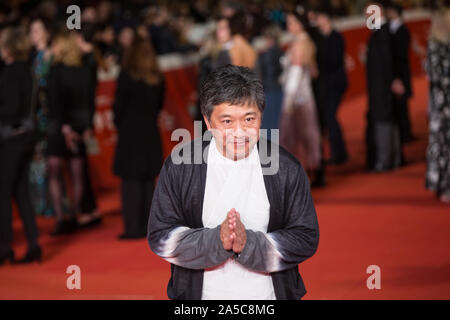 Roma, Italien. Okt, 2019 19. Der japanische Regisseur und Drehbuchautor Hirokazu Kore'eda auf dem roten Teppich der Rom Film Fest 2019. (Foto von Matteo Nardone/Pacific Press) Quelle: Pacific Press Agency/Alamy leben Nachrichten Stockfoto