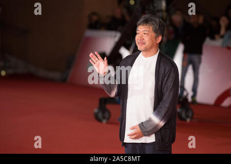 Roma, Italien. Okt, 2019 19. Der japanische Regisseur und Drehbuchautor Hirokazu Kore'eda auf dem roten Teppich der Rom Film Fest 2019. (Foto von Matteo Nardone/Pacific Press) Quelle: Pacific Press Agency/Alamy leben Nachrichten Stockfoto