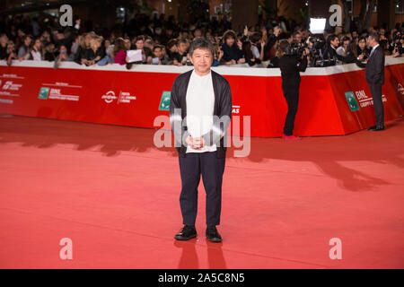 Roma, Italien. Okt, 2019 19. Der japanische Regisseur und Drehbuchautor Hirokazu Kore'eda auf dem roten Teppich der Rom Film Fest 2019. (Foto von Matteo Nardone/Pacific Press) Quelle: Pacific Press Agency/Alamy leben Nachrichten Stockfoto