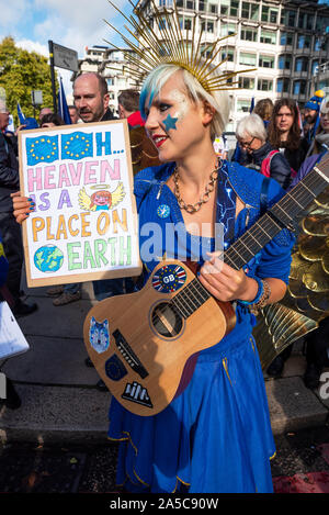 London, UK, 19. Okt 2019. Völker Abstimmung März. Während das Parlament das Abkommen ausgehandelt, die vom PM Boris Johnson mit der EU Hunderte von Tausenden von Anti Brexit Demonstranten von Park Lane, dem Parlament Platz marschierten debattiert. Bild EU-Supergirl Madeleina Kay in der Park Lane bis März vorbereiten. Credit: Stephen Bell/Alamy Stockfoto