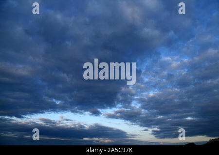 Grau, dunkel, Wolke, Wolken, Himmel, Himmel, Wetter, bewölkt, Meteorologie Stockfoto