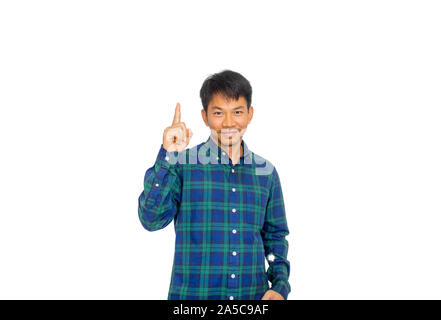 Die asiatische ungepflegte Mann in Blue Plaid Shirt zeigt auf den overhead Leerzeichen im Studio mit seiner Hand. Stockfoto