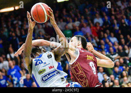 Charles Cooke III der De Longhi Treviso und AustinDAYE von Umana Reyer Venezia während De Longhi Treviso Warenkorb vs Umana Reyer Venezia, Treviso, Italien, Stockfoto