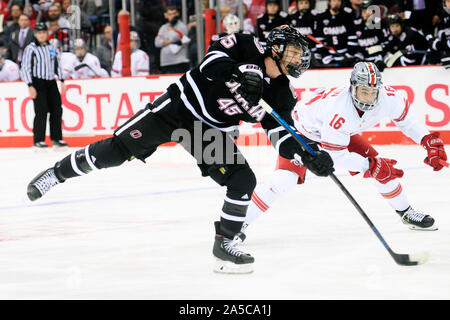 Oktober 19. 2019: Nebraska - Omaha Mavericks center Joey Abate (45) übernimmt die Puck gegen Ohio State in ihr Spiel in Columbus, Ohio. Brent Clark/CSM Stockfoto