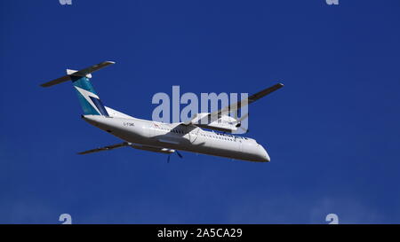 WestJet Airlines De Havilland DHC-8 C-FQWE im Flug, 29. April 2016 Stockfoto