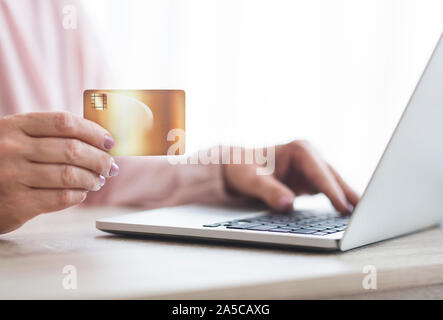 Zugeschnittenes Bild der alten Frau, die online einkaufen Stockfoto