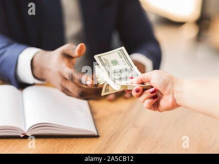 Beschädigte Geschäftsmann, schwarz beschäftigen, die Schmiergelder partner Stockfoto