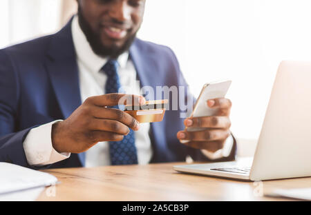 Zugeschnittenes Bild der Geschäftsmann online Zahlung auf Telefon Stockfoto