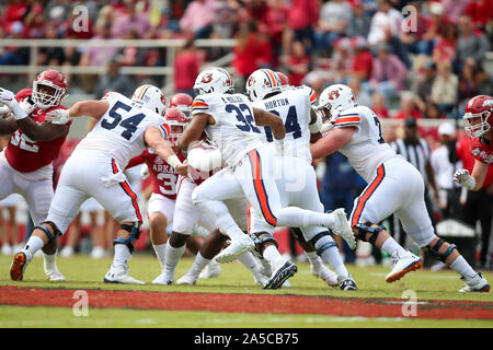 Oktober 19, 2019: Auburn zurück laufen Malik Miller Nr. 32 sieht für einige laufende Zimmer hinunter die Linie. Auburn 51-10 besiegt Arkansas in Fayetteville, AR, Richey Miller/CSM Stockfoto