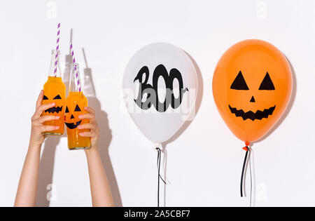 Halloween Hintergrund mit gelben Cocktails und Ballons Stockfoto