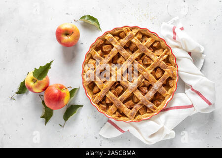 Apfelkuchen. Traditionelle amerikanische Apfelkuchen mit frischen Äpfeln und Zimt Stockfoto