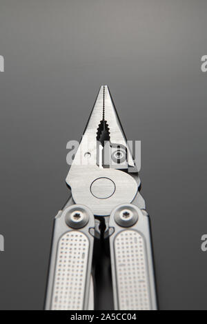 Nahaufnahme von einem multitool Zange. Elemente klein verpackbar Stahl Multitool, Nahaufnahme, Makro. Edelstahl multifunktionale Tasche Multi Tool instrumen. Stockfoto