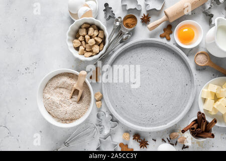Weihnachten, Weihnachtsmusik, x-mas, Noel oder Kulinarische Weihnachten Backen backen Hintergrund, backen Rezept. Zutaten für das Kochen am Tisch Urlaub festliches Gebäck. Kopieren Stockfoto