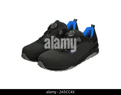 Moderne schwarze Turnschuhe mit blauen Akzenten. Sport Schuhe isolieren auf einem weißen Hintergrund. Stockfoto