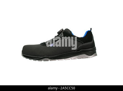 Moderne schwarze Turnschuhe mit blauen Akzenten. Sport Schuhe isolieren auf einem weißen Hintergrund. Stockfoto
