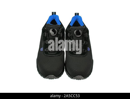 Moderne schwarze Turnschuhe mit blauen Akzenten. Sport Schuhe isolieren auf einem weißen Hintergrund. Stockfoto