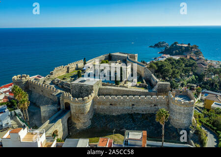 Salobrena Burg und Stadt auf dem Hügel entlang dem Mittelmeer in Andalusien Spanien Antenne panorama Stockfoto