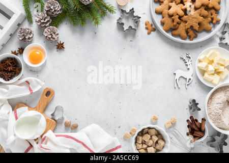 Weihnachten oder X-mas Backen kulinarische Hintergrund, kochen Rezept. Weihnachten, Noel Lebkuchen cookies auf dem Küchentisch und Zutaten für festliche Backen. Neue Stockfoto