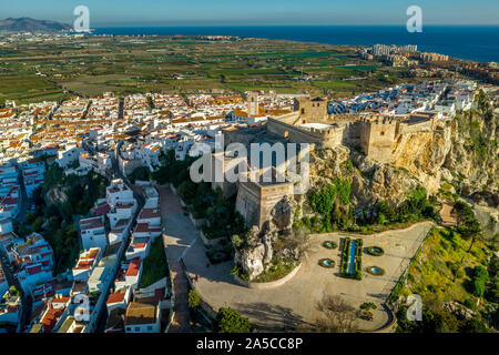 Salobrena Burg und Stadt auf dem Hügel entlang dem Mittelmeer in Andalusien Spanien Antenne panorama Stockfoto