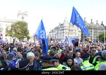 Anhänger der Volksabstimmung Converged in Westminster, nachdem sie durch die Londoner Innenstadt marschieren Aufruf für eine endgültige auf einen neuen Deal sagen. Als MPs ein Schlag gegen die Uhr new deal großer Jubel im Parlament Platz von der Demonstranten zu hören. Bis zu eine Million Menschen im März besucht. MP's waren gehechelt, durch Demonstranten, wie sie Westminster links. Demonstranten aus ganz Großbritannien gereist, um den Protest zu besuchen. Schatzkanzler John Mc Donnell und Liberaldemokraten Jo Swinson waren unter den Politikern die Rallye neben Berühmtheiten zu Adresse ... Stockfoto