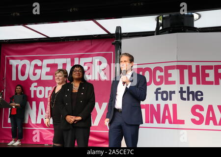 Anhänger der Volksabstimmung Converged in Westminster, nachdem sie durch die Londoner Innenstadt marschieren Aufruf für eine endgültige auf einen neuen Deal sagen. Als MPs ein Schlag gegen die Uhr new deal großer Jubel im Parlament Platz von der Demonstranten zu hören. Bis zu eine Million Menschen im März besucht. MP's waren gehechelt, durch Demonstranten, wie sie Westminster links. Demonstranten aus ganz Großbritannien gereist, um den Protest zu besuchen. Schatzkanzler John Mc Donnell und Liberaldemokraten Jo Swinson waren unter den Politikern die Rallye neben Berühmtheiten zu Adresse ... Stockfoto