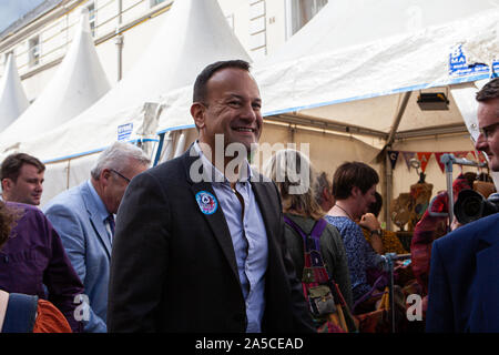 Drogheda, Irland. 17 Aug, 2019. Premierminister Leo Varadkar visits Fleadh Cheoil na hÃ‰Éireann in Drogheda. Leo Varadkar ist einer der vielen Tausenden von Menschen zu besuchen Fleadh Cheoil na hÃ‰Éireann, Irlands größte irische Musik Festival in Drogheda, County Louth am 17. August 2019. Das Festival ist über eine Woche gehalten und bietet einige von Irlands besten musikalischen Talent. Credit: Richard Wright/SOPA Images/ZUMA Draht/Alamy leben Nachrichten Stockfoto