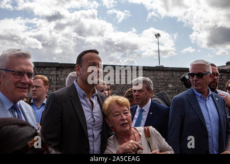 Drogheda, Irland. 17 Aug, 2019. Premierminister Leo Varadkar visits Fleadh Cheoil na hÃ‰Éireann in Drogheda. Leo Varadkar ist einer der vielen Tausenden von Menschen zu besuchen Fleadh Cheoil na hÃ‰Éireann, Irlands größte irische Musik Festival in Drogheda, County Louth am 17. August 2019. Das Festival ist über eine Woche gehalten und bietet einige von Irlands besten musikalischen Talent. Credit: Richard Wright/SOPA Images/ZUMA Draht/Alamy leben Nachrichten Stockfoto