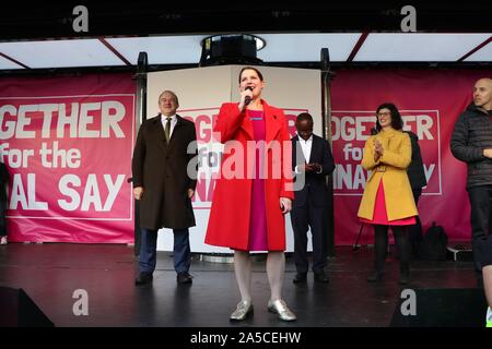 Anhänger der Volksabstimmung Converged in Westminster, nachdem sie durch die Londoner Innenstadt marschieren Aufruf für eine endgültige auf einen neuen Deal sagen. Als MPs ein Schlag gegen die Uhr new deal großer Jubel im Parlament Platz von der Demonstranten zu hören. Bis zu eine Million Menschen im März besucht. MP's waren gehechelt, durch Demonstranten, wie sie Westminster links. Demonstranten aus ganz Großbritannien gereist, um den Protest zu besuchen. Schatzkanzler John Mc Donnell und Liberaldemokraten Jo Swinson waren unter den Politikern die Rallye neben Berühmtheiten zu Adresse ... Stockfoto