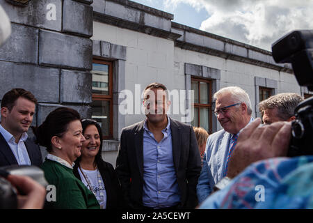 Drogheda, Irland. 17 Aug, 2019. Premierminister Leo Varadkar visits Fleadh Cheoil na hÃ‰Éireann in Drogheda. Leo Varadkar ist einer der vielen Tausenden von Menschen zu besuchen Fleadh Cheoil na hÃ‰Éireann, Irlands größte irische Musik Festival in Drogheda, County Louth am 17. August 2019. Das Festival ist über eine Woche gehalten und bietet einige von Irlands besten musikalischen Talent. Credit: Richard Wright/SOPA Images/ZUMA Draht/Alamy leben Nachrichten Stockfoto