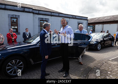 Drogheda, Irland. 17 Aug, 2019. Premierminister Leo Varadkar visits Fleadh Cheoil na hÃ‰Éireann in Drogheda. Leo Varadkar ist einer der vielen Tausenden von Menschen zu besuchen Fleadh Cheoil na hÃ‰Éireann, Irlands größte irische Musik Festival in Drogheda, County Louth am 17. August 2019. Das Festival ist über eine Woche gehalten und bietet einige von Irlands besten musikalischen Talent. Credit: Richard Wright/SOPA Images/ZUMA Draht/Alamy leben Nachrichten Stockfoto