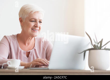 Nahaufnahme der älteren Frau mit Laptop Stockfoto