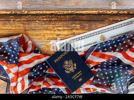 USA Reisepass und Staatsangehörigkeit Einbürgerung Zertifikat der US-Flagge über Holz- Hintergrund Stockfoto