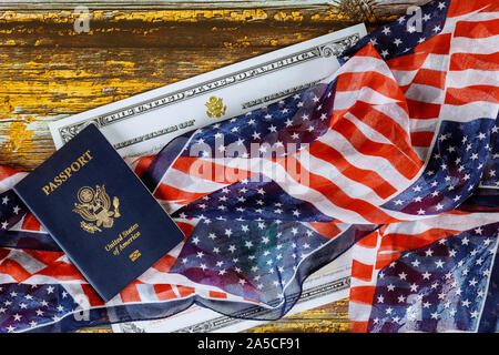 Uns Pass und Flagge über eine Staatsbürgerschaft Einbürgerung Zertifikat Stockfoto