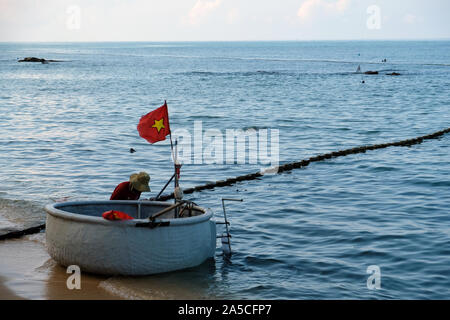 Vietnam Phu Quoc traditionelle runde Boot "thungchay' Warenkorb Boot am Strand Stockfoto