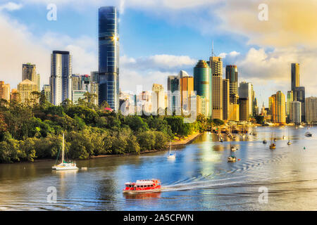 Red Fähre Transport der Passagiere während der Morgen communte über den Brisbane River in Brisbane City vor der City CBD Waterfront von Elevation o gesehen Stockfoto