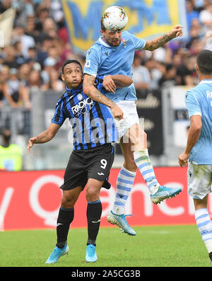 (191020) - Rom, Oktober 20, 2019 (Xinhua) - der Atalanta Luis Muriel (L) Mias mit Latium von Francesco Acerbi während der Saison 2019-2020 Serie A Match in Rom, Italien, Oct.19, 2019. (Foto von Alberto Lingria/Xinhua) Stockfoto