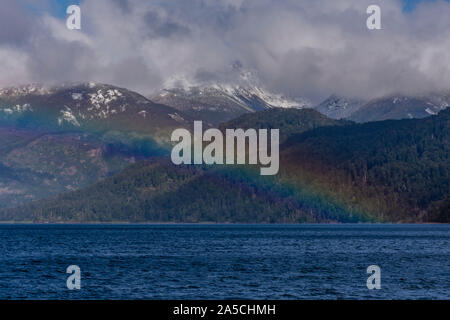 Szene von einem bunten Regenbogen über einem See gegen die Anden, Nationalpark Los Alerces, Argentinien Stockfoto