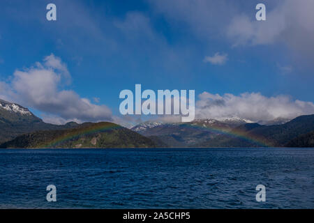 Szene von einem bunten Regenbogen über einem See gegen die Anden, Nationalpark Los Alerces, Argentinien Stockfoto