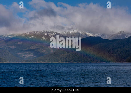 Szene von einem bunten Regenbogen über einem See gegen die Anden, Nationalpark Los Alerces, Argentinien Stockfoto