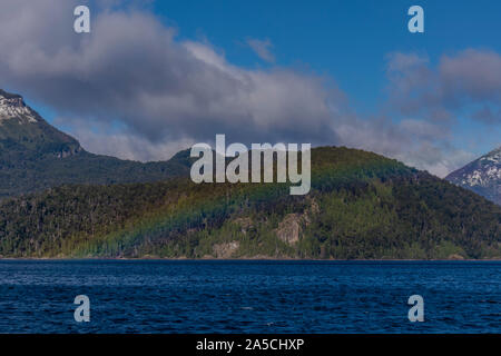 Szene von einem bunten Regenbogen über einem See gegen die Anden, Nationalpark Los Alerces, Argentinien Stockfoto