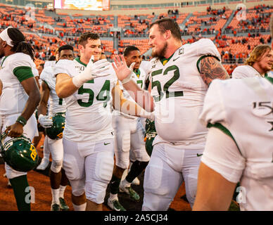 Stillwater, Oklahoma, USA. Okt, 2019 19. Baylor Mannschaftskameraden gratulieren einander nach einem guten auf der Straße gegen Oklahoma State Cowboys an Boone Pickens Stadion in Stillwater, Oklahoma gewinnen. Credit: Nicholas Rutledge/ZUMA Draht/Alamy leben Nachrichten Stockfoto