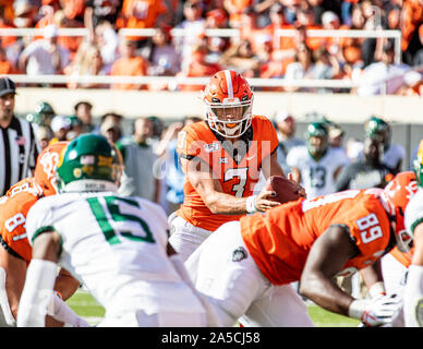 Stillwater, Oklahoma, USA. Okt, 2019 19. Oklahoma State Cowboys Quarterback Spencer Sanders (3) Erhält die Snap von den Cowboys, die Sie während des Spiels am Samstag, Oktober 19, 2019 an der Boone Pickens Stadion in Stillwater, Oklahoma. Credit: Nicholas Rutledge/ZUMA Draht/Alamy leben Nachrichten Stockfoto